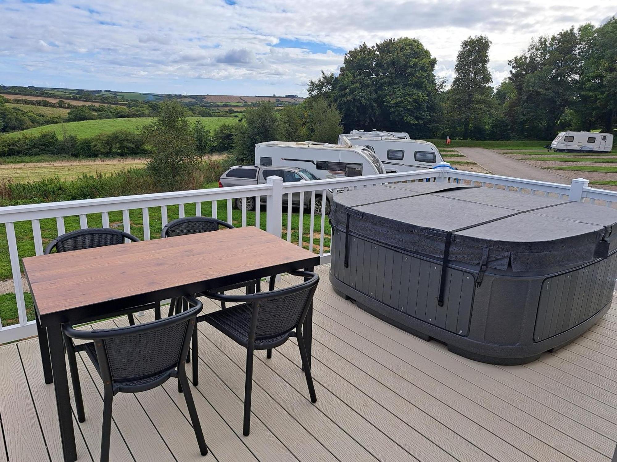Our Kingfisher 34-4 Persons With Private Hot Tub-Pet Friendly-Tranquil Holiday Away From It All Yet Not Far From St Austell- The Holiday Home Has Two Bedrooms, Living And Dining Area, Equipped Kitchen-Decking-Outdoor Furniture-Fishing Lakes-Perfect Grampound Eksteriør bilde