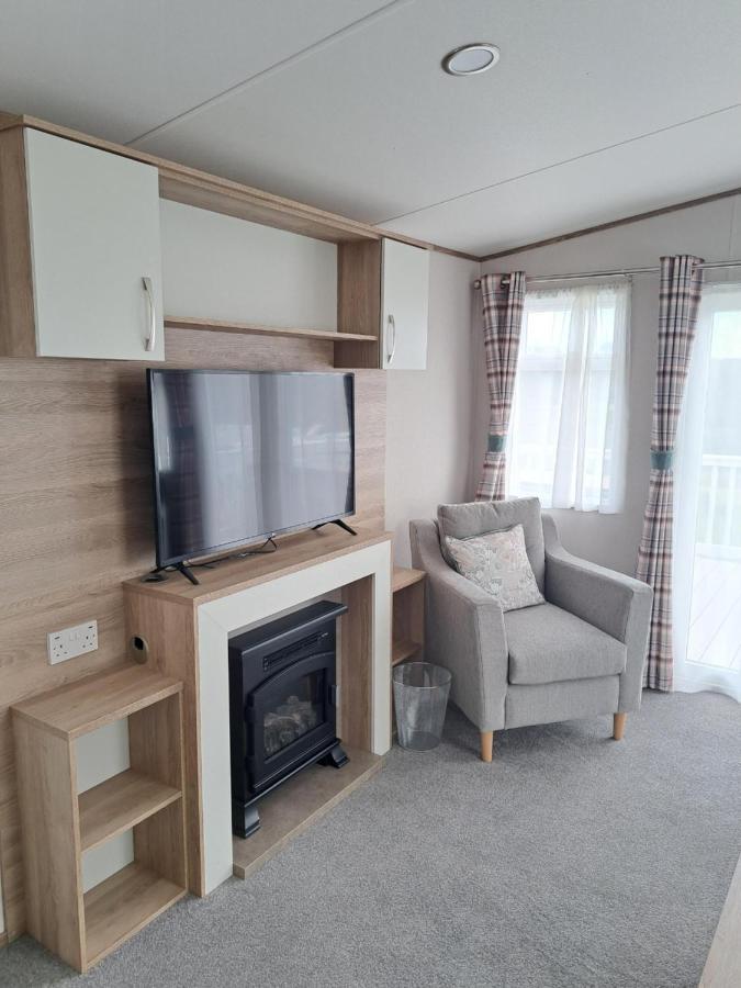 Our Kingfisher 34-4 Persons With Private Hot Tub-Pet Friendly-Tranquil Holiday Away From It All Yet Not Far From St Austell- The Holiday Home Has Two Bedrooms, Living And Dining Area, Equipped Kitchen-Decking-Outdoor Furniture-Fishing Lakes-Perfect Grampound Eksteriør bilde
