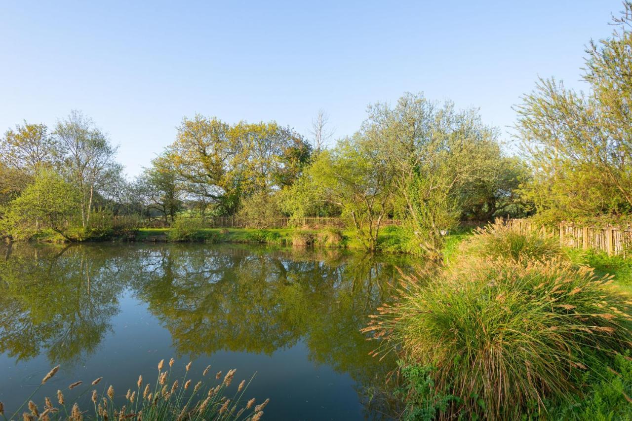 Our Kingfisher 34-4 Persons With Private Hot Tub-Pet Friendly-Tranquil Holiday Away From It All Yet Not Far From St Austell- The Holiday Home Has Two Bedrooms, Living And Dining Area, Equipped Kitchen-Decking-Outdoor Furniture-Fishing Lakes-Perfect Grampound Eksteriør bilde