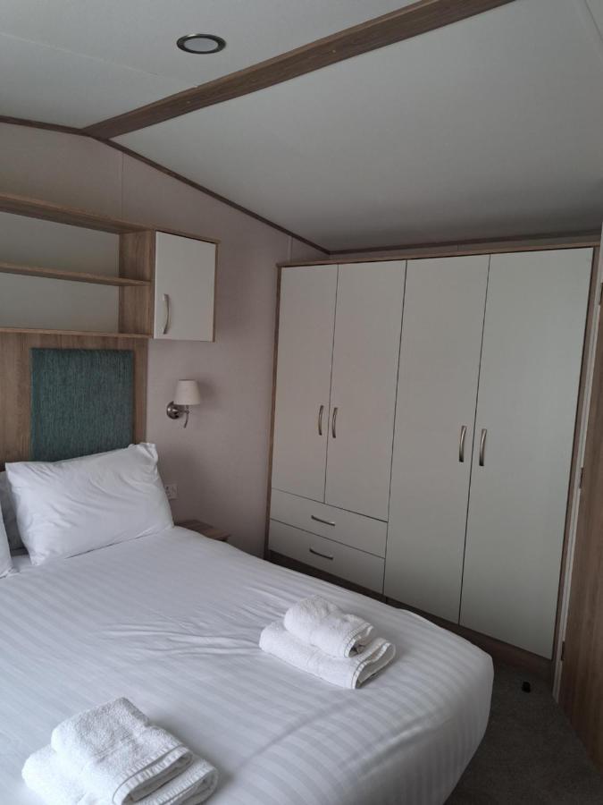 Our Kingfisher 34-4 Persons With Private Hot Tub-Pet Friendly-Tranquil Holiday Away From It All Yet Not Far From St Austell- The Holiday Home Has Two Bedrooms, Living And Dining Area, Equipped Kitchen-Decking-Outdoor Furniture-Fishing Lakes-Perfect Grampound Eksteriør bilde