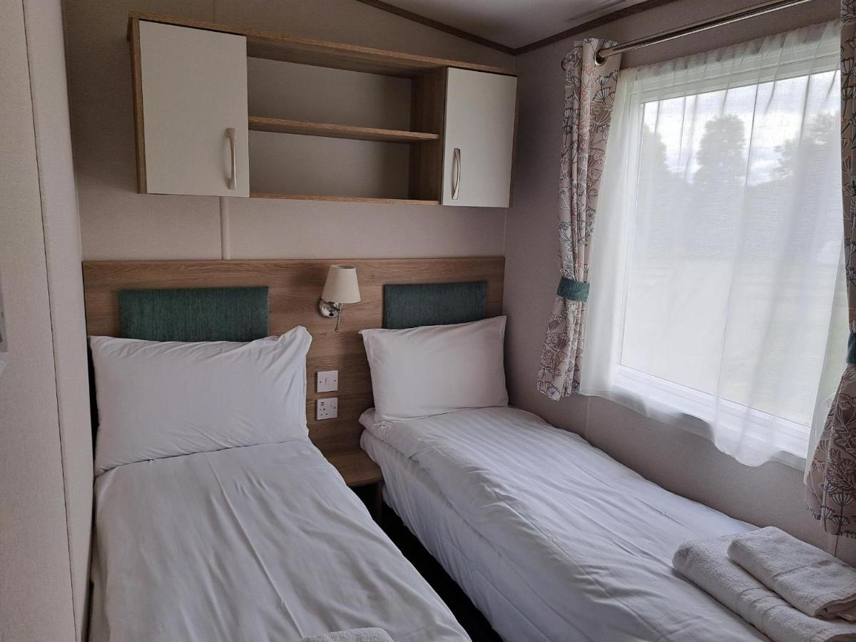 Our Kingfisher 34-4 Persons With Private Hot Tub-Pet Friendly-Tranquil Holiday Away From It All Yet Not Far From St Austell- The Holiday Home Has Two Bedrooms, Living And Dining Area, Equipped Kitchen-Decking-Outdoor Furniture-Fishing Lakes-Perfect Grampound Eksteriør bilde